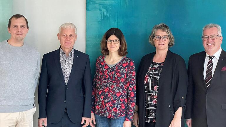 Auf dem Foto (von links): Die Sparkassenjubilare Bernhard Väth (zehn Jahre), Thomas Endres (45 Jahre), Julia Englert (20 Jahre), Heike Klotzbücher (30 Jahre) und Peter Schmitt (45 Jahre).