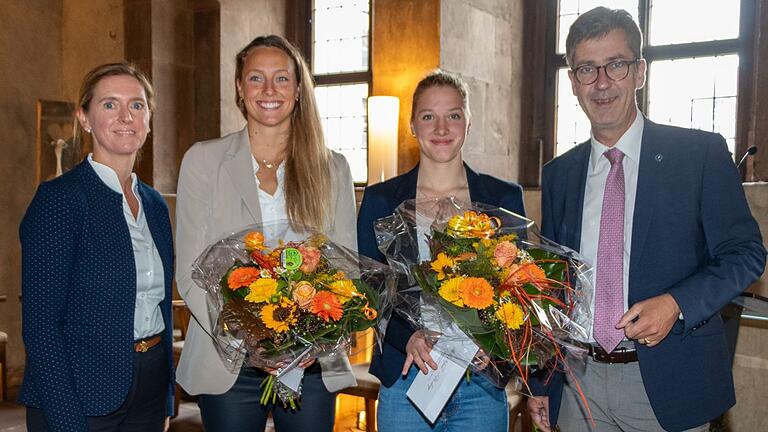 Leonie Beck (Zweite von links) und Lea Boy (Zweite von rechts) zusammen mit Bürgermeisterin Judith Roth-Jörg und Oberbürgermeister Christian Schuchardt.