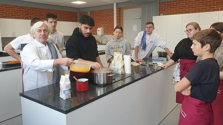 Bernhard Reiser mit Schülern der Mittelschule Wiesentheid.