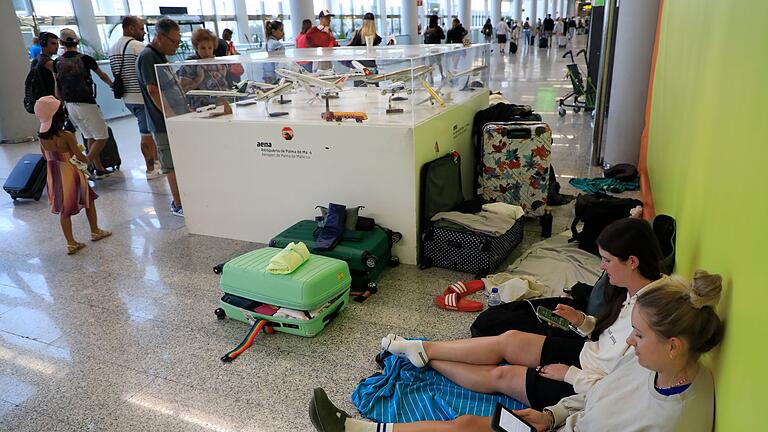 Unwetter sorgt auf Mallorca für viele 40 Flugausfälle       -  Reisende strandeten auf dem Flughafen und mussten die Nacht auf Decken und Luftmatratzen verbringen.