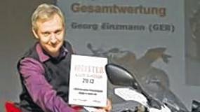 Hauptpreis für Georg Einzmann - (ank) Motorradrennfahrer Georg Einzmann aus Neubrunn stand im thüringischen Ronneburg, wo Bike Promotion seine Meisterfeier ausrichtete, im Rampenlicht. Georg Einzmann wurde für seine im Jahr 2011 eingefahrenen Erfolge mit dem Hauptpreis, einer brandneuen BMW S 1000RR im Wert von über 16 000 Euro, belohnt. Der Neubrunner konnte sich nicht nur in der in acht Rennen ausgetragenen Internationalen Bike Promotion Meisterschaft (IBPM) in der Klasse Superbike Open durchsetzen, sondern wurde auch noch „Meister aller Klassen“. Hauptpreis für Georg Einzmann - (ank) Motorradrennfahrer Georg Einzmann aus Neubrunn stand im thüringischen Ronneburg, wo Bike Promotion seine Meisterfeier ausrichtete, im Rampenlicht. Georg Einzmann wurde für seine im Jahr 2011 eingefahrenen Erfolge mit dem Hauptpreis, einer brandneuen BMW S 1000RR im Wert von über 16 000 Euro, belohnt. Der Neubrunner konnte sich nicht nur in der in acht Rennen ausgetragenen Internationalen Bike Promotion Meisterschaft (IBPM) in der Klasse Superbike Open durchsetzen, sondern wurde auch noch „Meister aller Klassen“.