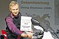 Hauptpreis für Georg Einzmann       -  (ank)  Motorradrennfahrer Georg Einzmann aus Neubrunn stand im thüringischen Ronneburg, wo Bike Promotion seine Meisterfeier ausrichtete, im Rampenlicht. Georg Einzmann wurde für seine im Jahr 2011 eingefahrenen Erfolge mit dem Hauptpreis, einer brandneuen BMW S 1000RR im Wert von über 16  000 Euro, belohnt. Der Neubrunner konnte sich nicht nur in der in acht Rennen ausgetragenen Internationalen Bike Promotion Meisterschaft (IBPM) in der Klasse Superbike Open durchsetzen, sondern wurde auch noch &bdquo;Meister aller Klassen&ldquo;.
