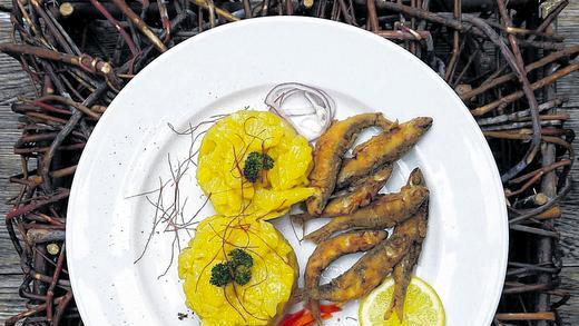 Schmackhaft: Knusprig und goldbraun, so sollten Meefischli mit einem klassischen Kartoffelsalat auf dem Teller aussehen.