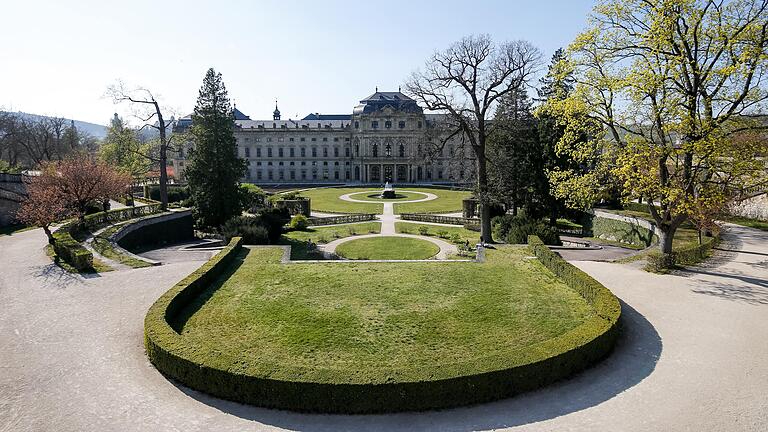 Wegen der Corona-Pandemie gelten auch in Unterfranken die Ausgangsbeschränkungen. Der Residenzgarten in Würzburg ist deshalb in diesen Tagen mitunter fast menschenleer.