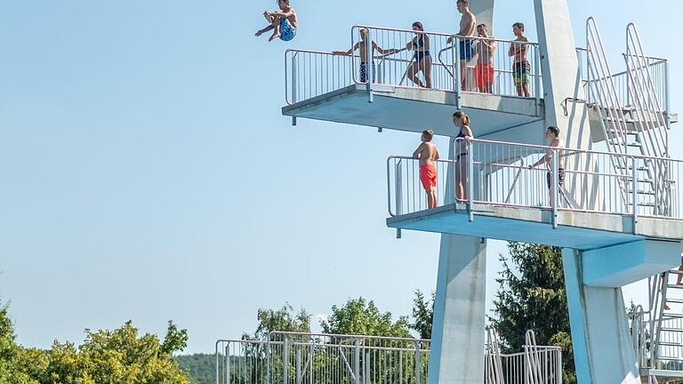 Ab heute ist auch der Sprungturm im Saaletalbad wieder geöffnet, zudem gibt es keine Zwangspausen mehr. Foto: Alex Preyer/Stadtwerke       -  Ab heute ist auch der Sprungturm im Saaletalbad wieder geöffnet, zudem gibt es keine Zwangspausen mehr. Foto: Alex Preyer/Stadtwerke