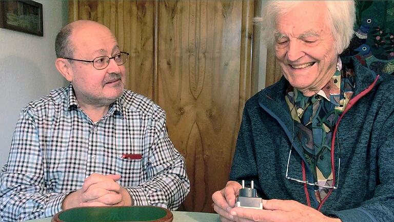 Dr. Rainer Wolf aus Würzburg (rechts) und Dr. Martin Mahner bei dem Test eines Geräts welches angeblich gesundheitsschädigenden Elektrosmog neutralisieren soll.