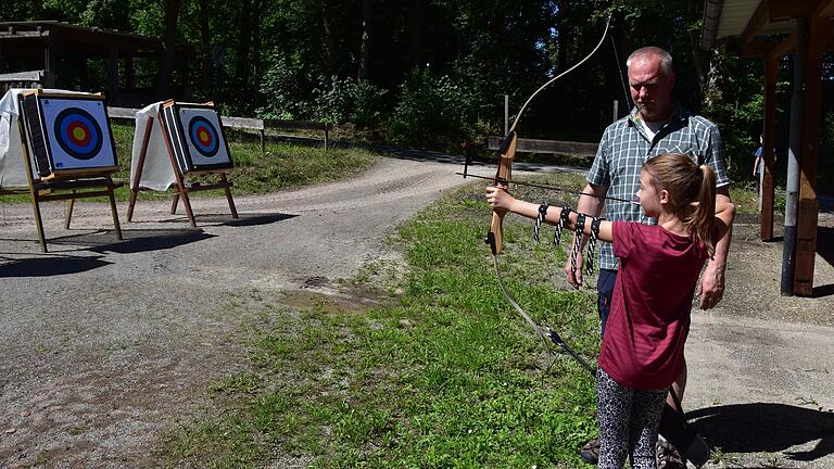 Gleich die ersten drei Pfeile landeten auf der Zielscheibe: Nach kurzer Einführung in der Handhabung des Bogens durch Frank Lausmann erwies sich die neunjährige Emilia Hübner als treffsicher.