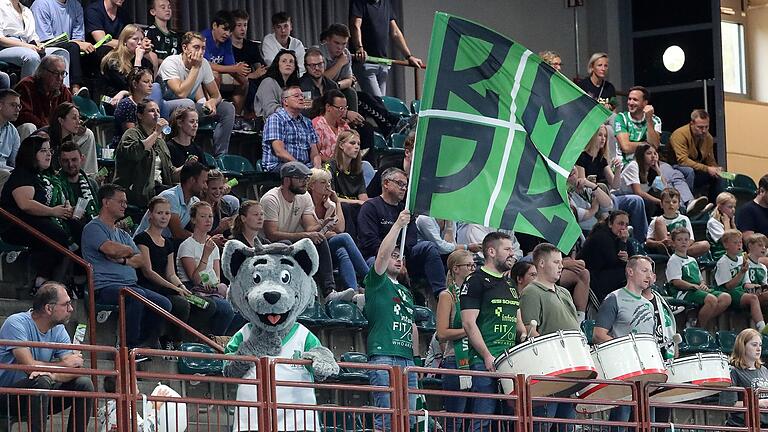 Die Wölfe Würzburg hoffen auf wieder bessere Stimmung bei den Heimspielen in der tectake Arena. Dafür haben sie Änderungen in der Halle vorgenommen. Der Fanclub '8. Wolf' bleibt an seinen angestammten Platz in Bock D.