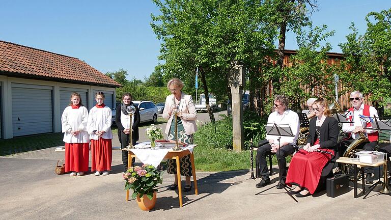 Hiltrud Altenhöfer (Mitte) und Theresa Biedermann (3. Von links) gestalteten den Wortgottesdienst am Bildstock in der Straße Am Wasserhaus in Hausen.