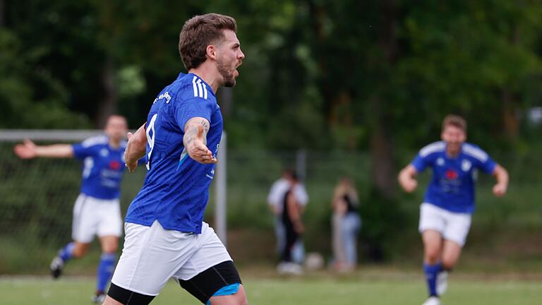 Andreas Markmüller vom FV Wernfeld/Adelsberg jubelt über seinen Treffer zum 3:0.