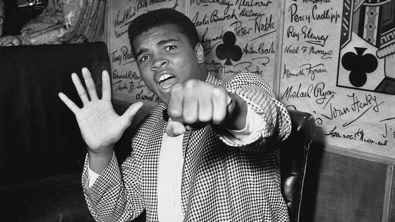 TV-Ausblick - Arte &bdquo;Muhammad Ali&rdquo;       -  Cassius Clay, besser bekannt als Muhammad Ali, hält fünf Finger hoch, um vorauszusagen, wie viele Runden er brauchen wird, um Henry Cooper auszuknocken.