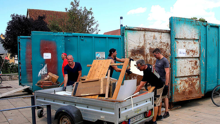 Zwei riesige Container füllten Bürgerinnen und Bürger, als sie in Poppenlauer bei sengender Sonne die Bäckerei Gensler und Nebengebäude ausgeräumten.       -  Zwei riesige Container füllten Bürgerinnen und Bürger, als sie in Poppenlauer bei sengender Sonne die Bäckerei Gensler und Nebengebäude ausgeräumten.