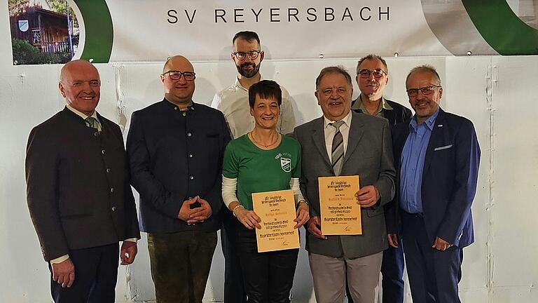 Von links Landrat Thomas Habermann, Bürgermeister Tobias Seufert, 2. Vorsitzender Lukas Türk, Helga Schmitt, Richard Johannes, Vorsitzender Jürgen Eckert, BLSV Bezirks- und Kreisvorsitzender Klaus Greier. Von links Landrat Thomas Habermann, Bürgermeister Tobias Seufert, 2. Vorsitzender Lukas Türk, Helga Schmitt, Richard Johannes, Vorsitzender Jürgen Eckert, BLSV Bezirks- und Kreisvorsitzender Klaus Greier.