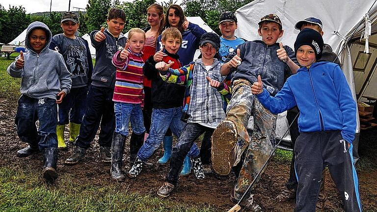 Zum Glück gibt's Gummistiefel: Die leisten dieser Tage für diese Gruppe aus Würzburg bei ihrem Zeltlager in Nassach gute Dienste.