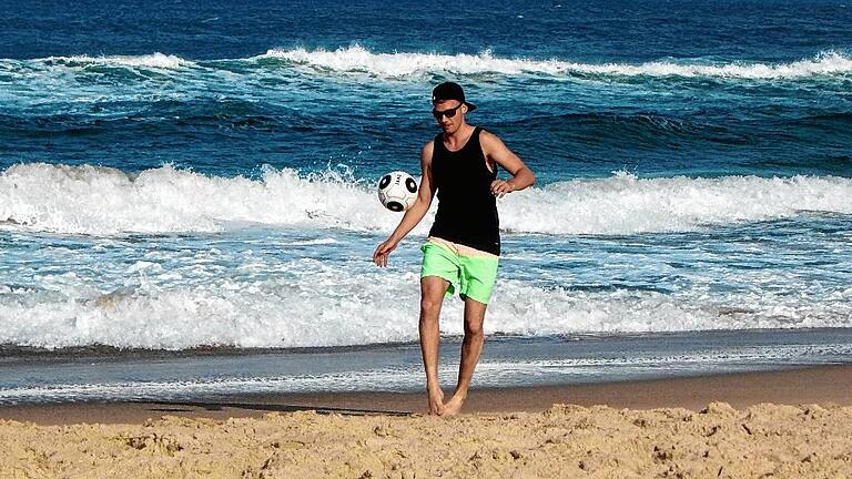 Den Ball immer dabei: Benjamin Freund am Strand der Insel Santa Catarina.