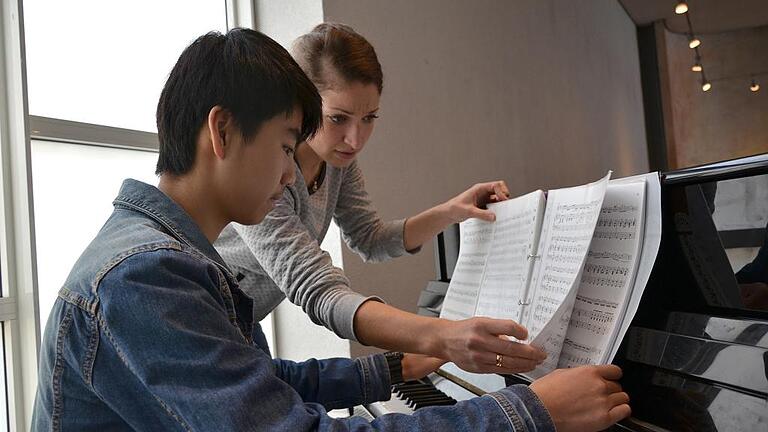 Anna Mavrommatis-Karaaslan mit Fengrui Jiang bei einer Probe. Foto: Pat Christ