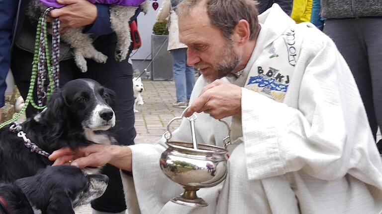 Joachim Werb, Diakon in der Kirchengemeinde St. Anton in Schweinfurt, ist unter anderem bekannt für seine Tiersegnungen.