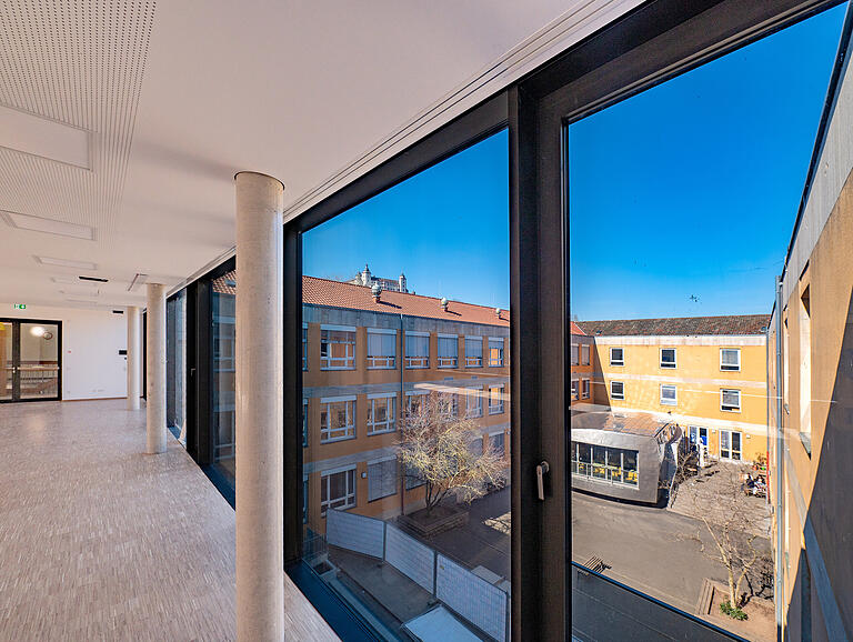 Blick in den Innenhof des Wirsberg-Gymnasiums. Zu den Besonderheiten der Schule zählt unter anderem die Chorklasse.