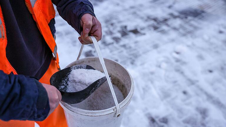 Für die Gebiete westlich von Lohr und Marktheidenfeld erwartet der Deutsche Wetterdienst am Mittwoch extremes Glatteis. (Symbolbild)       -  In den meisten bayerischen Städten und Kommunen ist Streusalz nicht mehr erlaubt.