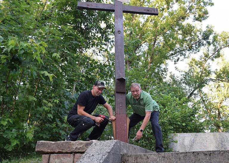 5000 Kilo Holz verarbeiteten die Bühnenbauer Michael Garbe (links) und Kurt Stark (rechts) für das Bühnenbild, hier am Kreuz.