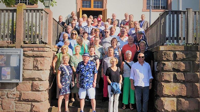 Der Schülerjahrgang 1958/59 nach dem Dankgottesdienst in der Kirche Michelrieth.