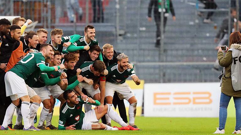 Ist lange her, dass man die Spieler des FC 05 Schweinfurt auswärts derart jubeln gesehen hat: Der 3:0-Sieg in Burghausen könnte der Anfang einer neuen Euphorie gewesen sein.