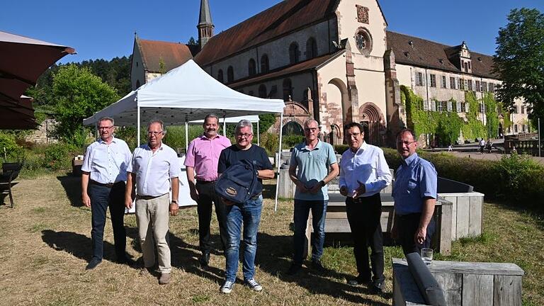 Die Besuchergruppe in Bronnbach mit (von links) Tourismus-Geschäftsführer Jochen Müssig, Landrat Reinhard Frank, Bürgermeister Ottmar Dürr (Werbach), Minister Guido Wolf, Landtagsabgeordneter Oliver Krauß aus Nordrhein-Westfalen, CDU-Fraktionschef Wolfgang Reinhart und Bürgermeister Joachim Döffinger (Assamstadt).