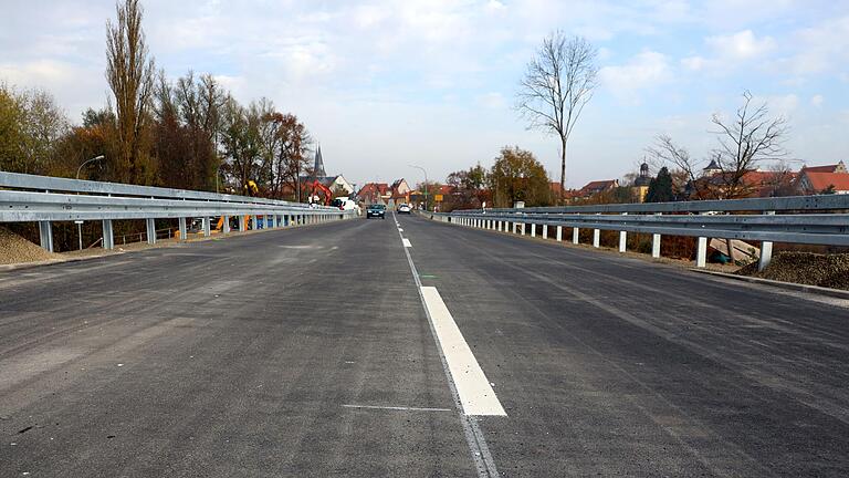 Seit Montagmorgen rollt der Verkehr wieder über die Flutbrücke südlich von Haßfurt. Nach zweijähriger Bauzeit konnte die Sanierung rund ein halbes Jahr vor der geplanten Fertigstellung abschließen. Seit Montagmorgen rollt der Verkehr wieder über die Flutbrücke südlich von Haßfurt. Nach zweijähriger Bauzeit konnte die Sanierung rund ein halbes Jahr vor der geplanten Fertigstellung abschließen.