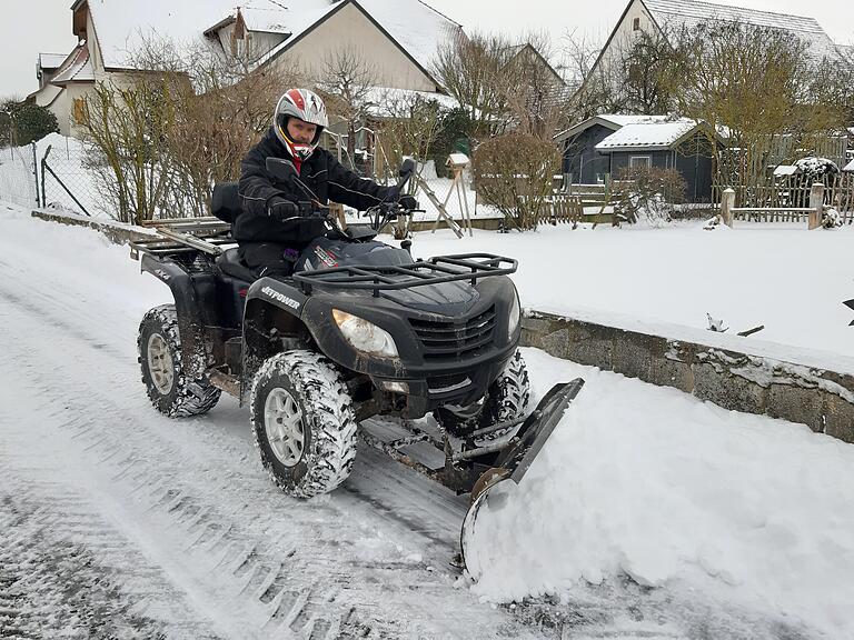 Marco Bötsch war am Montagmorgen ab 5 Uhr mit seinem Quad als Freiwilliger Schneeräumdienst in Trappstadt im Grabfeld (Lkr. Rhön-Grabfeld) unterwegs.