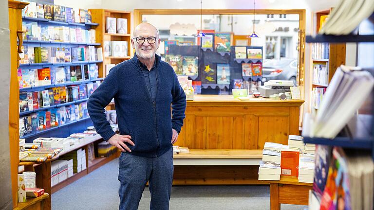 Franz Wölfel, Inhaber der Buchhandlung Glückstein in Haßfurt, ist der persönliche Kontakt zu seinen Kunden wichtig. So ist die Freude bei ihm groß, dass er seinen Laden nun wieder öffnen kann. Franz Wölfel, Inhaber der Buchhandlung Glückstein in Haßfurt, ist der persönliche Kontakt zu seinen Kunden wichtig. So ist die Freude bei ihm groß, dass er seinen Laden nun wieder öffnen kann.