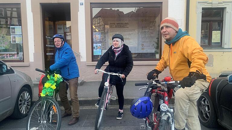 Dietmar Wohlfromm, Ellen Mützel und Detlev Beck (von links) starten vor dem M17 zu einer Tour. Sie gehören zu einer Initiative, die das Radfahren in Münnerstadt attraktiver machen und Missstände beseitigen will.       -  Dietmar Wohlfromm, Ellen Mützel und Detlev Beck (von links) starten vor dem M17 zu einer Tour. Sie gehören zu einer Initiative, die das Radfahren in Münnerstadt attraktiver machen und Missstände beseitigen will.