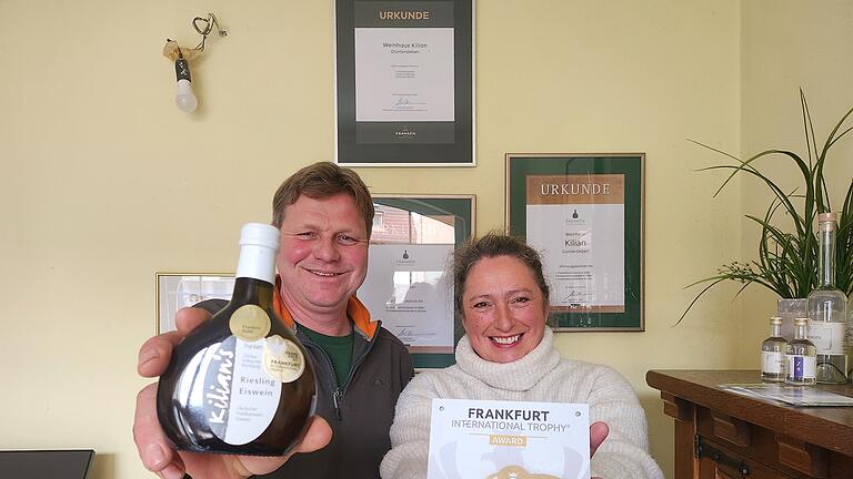Michael Kilian und seine Whiskybrennerei - Der ganze Stolz aus dem Weinlager ist der Eiswein. Denn der erhielt auf der Frankfurter International Trophy unter 2500 Weinen aus der ganzen Welt das „Große Gold“ als bestbewertester Wein der Trophy. Michael Kilian und seine Whiskybrennerei - Der ganze Stolz aus dem Weinlager ist der Eiswein. Denn der erhielt auf der Frankfurter International Trophy unter 2500 Weinen aus der ganzen Welt das „Große Gold“ als bestbewertester Wein der Trophy.