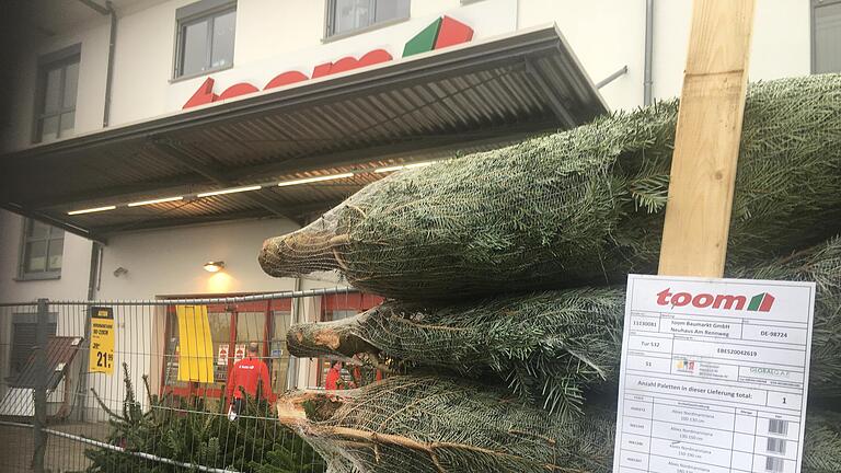 Der Heimwerkermarkt Toom in Bad Neustadt darf nur Christbäume verkaufen. Allerdings dürfen Handwerker und Gewerbetreibende mit Gewerbeschein Produkte einkaufen, um ihren Geschäftsbetrieb aufrecht erhalten zu können. Der Heimwerkermarkt Toom in Bad Neustadt darf nur Christbäume verkaufen. Allerdings dürfen Handwerker und Gewerbetreibende mit Gewerbeschein Produkte einkaufen, um ihren Geschäftsbetrieb aufrecht erhalten zu können. 