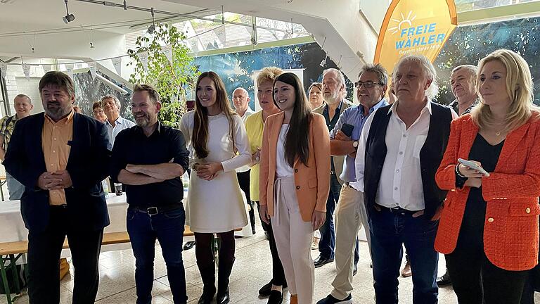 Bei der Wahlparty der Freien Wähler verfolgten die Ergebnisse: (vorne von links) MdL Gerald Pittner, Frank Helmerich, Maili Wagner (Listenkandidatin Aschaffenburg), Jessica Klug (Direktkandidatin Main-Spessart), Gastgeber Josef Hofmann, Staatssekretärin Anna Stolz aus Arnstein, (hinten) Andrea Graham (Direktkandidatin Schweinfurt), Edwin Hußlein (Listenkandidat Schweinfurt) und Bezirksgeschäftsführer Manfred Dülk. Bei der Wahlparty der Freien Wähler verfolgten die Ergebnisse: (vorne von links) MdL Gerald Pittner, Frank Helmerich, Maili Wagner (Listenkandidatin Aschaffenburg), Jessica Klug (Direktkandidatin Main-Spessart), Gastgeber Josef Hofmann, Staatssekretärin Anna Stolz aus Arnstein, (hinten) Andrea Graham (Direktkandidatin Schweinfurt), Edwin Hußlein (Listenkandidat Schweinfurt) und Bezirksgeschäftsführer Manfred Dülk.