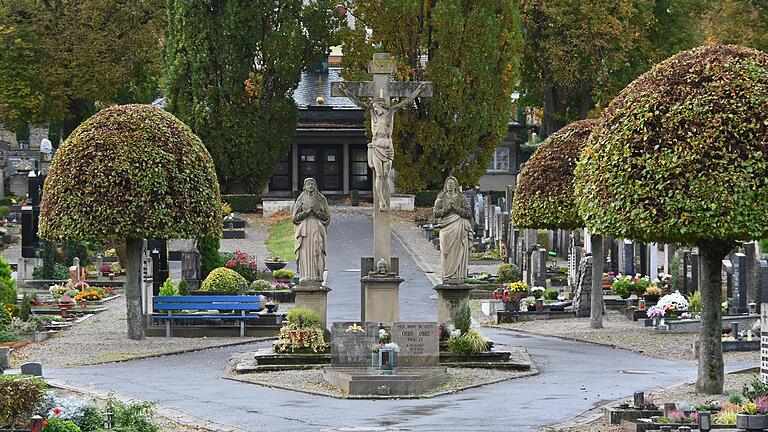 Im vorderen Teil des Ochsenfurter Friedhofs (Archivfoto) könnte eine parkähnliche Anlage entstehen.