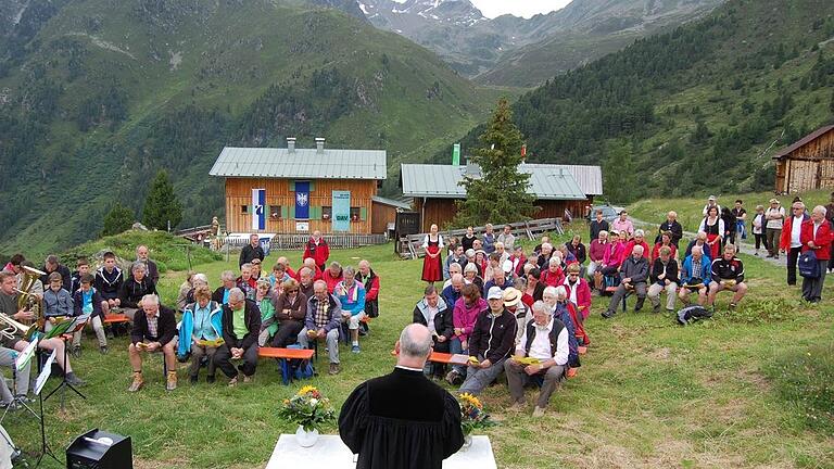 Bergemesse auf der Schweinfurter Hütte oberhalb von Niederthai auf 2028 Meter Höhe.