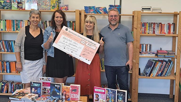 Mit einer Geldspende von 800 Euro konnte der Lionsclub Haßberge die Renovierung und Neukonzeptionierung der Schülerbücherei an der Mittelschule Ebern unterstützen. Unser Bild zeigt von links Ulla Gräbe von der Leseinsel Ebern, die Lionsclub-Präsidentin Stefanie Schleicher, die Lesebeauftragte der Mittelschule Ebern Saskia Hofmann und Rektor Philipp Arnold. Mit einer Geldspende von 800 Euro konnte der Lionsclub Haßberge die Renovierung und Neukonzeptionierung der Schülerbücherei an der Mittelschule Ebern unterstützen. Unser Bild zeigt von links Ulla Gräbe von der Leseinsel Ebern, die Lionsclub-Präsidentin Stefanie Schleicher, die Lesebeauftragte der Mittelschule Ebern Saskia Hofmann und Rektor Philipp Arnold.