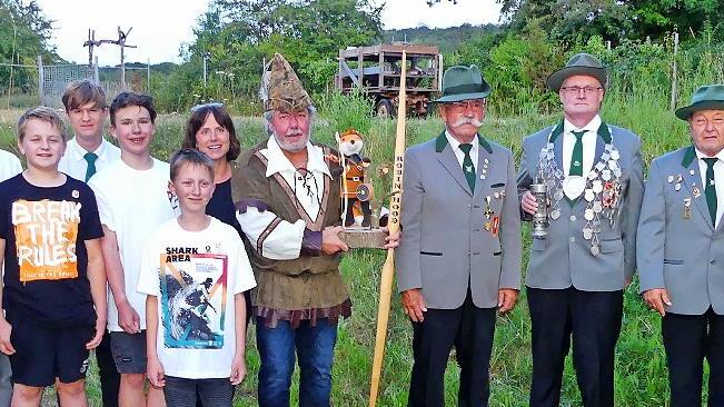 Die Schützenkönige und die Symbolfiguren des Sportschützenvereins Nüdlingen: Vorsitzender Reinhold Hofmann, Jugendkönig Lucas Beck, Ben Schäfer (Jugend Little John), der 2. Jugend-Ritter Leon Beck, Hannes Lange (Jugend Robin Hood), der 1. Jugend R...       -  Die Schützenkönige und die Symbolfiguren des Sportschützenvereins Nüdlingen: Vorsitzender Reinhold Hofmann, Jugendkönig Lucas Beck, Ben Schäfer (Jugend Little John), der 2. Jugend-Ritter Leon Beck, Hannes Lange (Jugend Robin Hood), der 1. Jugend Ritter Luca Bednarz, Maid Marien alias Sandra Lange, der Robin Hood der Erwachsenen Gerhard Fels, daneben die erfolgreichen Schützen Guntram Beck, Schützenkönig Roman Lorz und Georg Müller mit (ganz rechts) Manfred Hein, 1. Schatzmeister des Vereins.