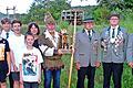 Die Schützenkönige und die Symbolfiguren des Sportschützenvereins Nüdlingen: Vorsitzender Reinhold Hofmann, Jugendkönig Lucas Beck, Ben Schäfer (Jugend Little John), der 2. Jugend-Ritter Leon Beck, Hannes Lange (Jugend Robin Hood), der 1. Jugend R...       -  Die Schützenkönige und die Symbolfiguren des Sportschützenvereins Nüdlingen: Vorsitzender Reinhold Hofmann, Jugendkönig Lucas Beck, Ben Schäfer (Jugend Little John), der 2. Jugend-Ritter Leon Beck, Hannes Lange (Jugend Robin Hood), der 1. Jugend Ritter Luca Bednarz, Maid Marien alias Sandra Lange, der Robin Hood der Erwachsenen Gerhard Fels, daneben die erfolgreichen Schützen Guntram Beck, Schützenkönig Roman Lorz und Georg Müller mit (ganz rechts) Manfred Hein, 1. Schatzmeister des Vereins.