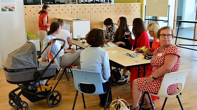 Whorkshop-Arbeit zu aktuellen Themen gehörte mit zum Arbeitsprogramm der Bürgermeisterinnen bei ihrem Treffen in Tauberbischofsheim. Einige hatten auch ihre Kinder dabei, für die älteren gab es eine eigene Betreuung.