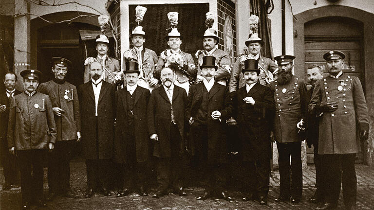 Historisches Dokument: Die Aufnahme von 1912 vor der Posthalterei im Wernecker Hotel &bdquo;Krone und Post&ldquo; zeigt vorne die Hotelinhaber und Posthalter Bötsch Senior und Junior (ohne Zylinder), daneben mit Zylinder die Postbeamten (von rechts) Boos, Pregler (Amtsleiter) und Stumpf, außen in Uniform die Briefzusteller und hinten die fünf Postillione in prächtiger Uniform. Das Bild ist in der neuen Broschüre &bdquo;Vom Postreiter zur Gegenwart&ldquo; veröffentlicht.