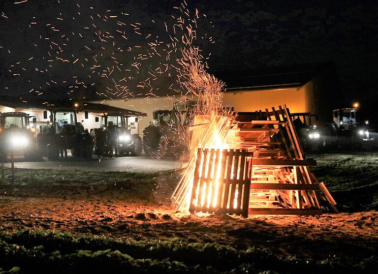 Weit sichtbar lodert das Mahnfeuer der großgemeindlichen Röthleiner Landwirte.