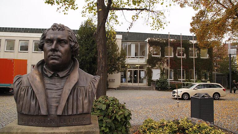 Den Friedrich-Rückert-Bau am Martin-Luther-Platz in Schweinfurt sanieren und das Archiv ausbauen, ist eine Forderung der SPD.