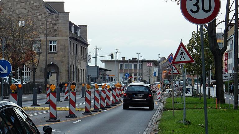 Ende 2019 wollten die Bauarbeiten in der Hauptbahnhofstraße nicht enden. Der Straßenuntergrund war marode und musste bis in eine Tiefe von einem Meter abgetragen werden.