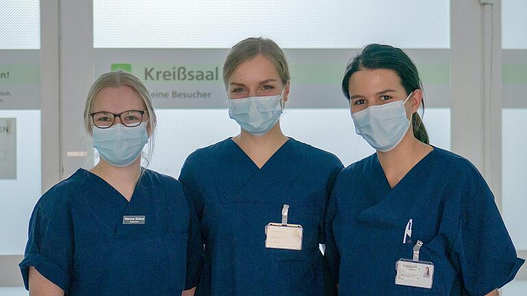 Die zwei angehenden Hebammen Katharina Schmidt (Mitte) und Ricarda Welzenbach (rechts) und Hebamme Hanna Sohns (links) vor der Tür zu den Kreißsäälen in der KWM-Klinik in Würzburg. Die zwei angehenden Hebammen Katharina Schmidt (Mitte) und Ricarda Welzenbach (rechts) und Hebamme Hanna Sohns (links) vor der Tür zu den Kreißsäälen in der KWM-Klinik in Würzburg.