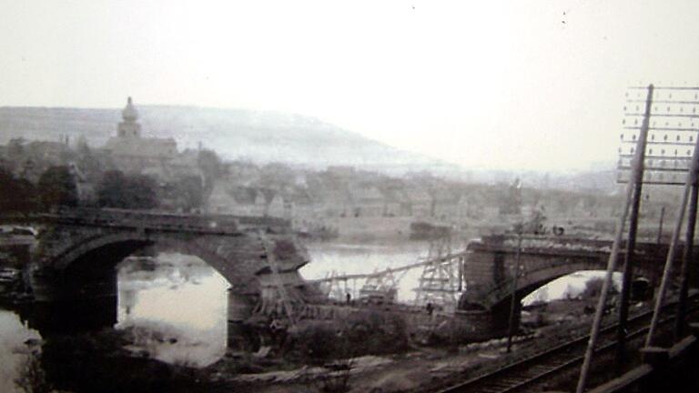 Diese historische Aufnahme zeigt die zu Kriegsende gesprengte Brücke von Marktheidenfeld. Diese historische Aufnahme zeigt die zu Kriegsende gesprengte Brücke von Marktheidenfeld. 