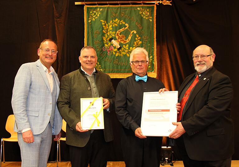 Ehrungen für 125 Jahre Gesangverein Obervolkach mit (von links) Volker Heißmann, Bürgermeister Heiko Bäuerlein, 'Frohsinn'-Vorsitzendem Karlheinz Steinl und Sängerkeisvorsitzendem Wolfgang Sittler. Ehrungen für 125 Jahre Gesangverein Obervolkach mit (von links) Volker Heißmann, Bürgermeister Heiko Bäuerlein, 'Frohsinn'-Vorsitzendem Karlheinz Steinl und Sängerkeisvorsitzendem Wolfgang Sittler.