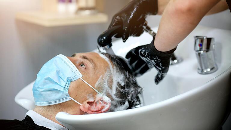 Friseure sind nicht mehr dazu verpflichtet, die Haare von Kundinnen und Kunden zu waschen. Sie dürfen aber von ihrem Hausrecht Gebrauch machen.