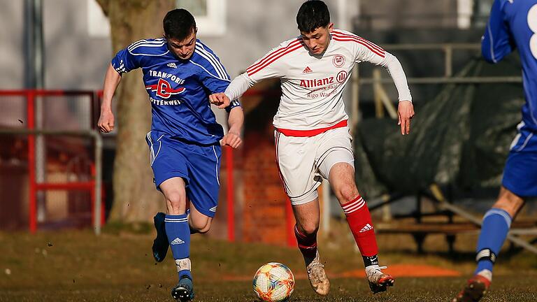 Tarik Odlukaya (rechts, im Zweikampf mit dem Geiselwinder Sebastian Haubenreich) erzielt seine Tore normalerweise in der Kreisklasse. In Röllbach traf er erstmals für die Landesliga-Elf der Freien Turner.