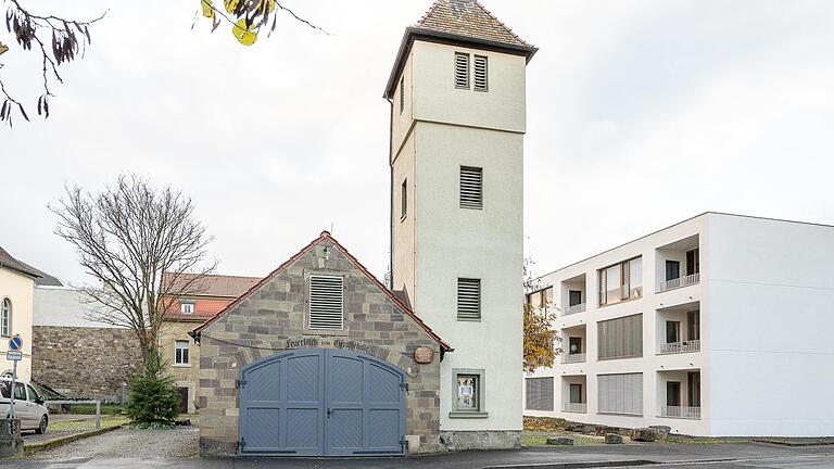 Beim Blick auf die alte Feuerwache, wird vor allem älteren Oberndorfern schmerzlich bewusst, dass der heutige Stadtteil seine Mitte verloren hat. Neben dem Feuerwehrhaus befand sich früher ein Festplatz mit altem Baumbestand.